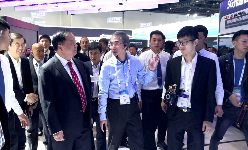 800-陈部长莅临ayx游戏app官方展台.jpg